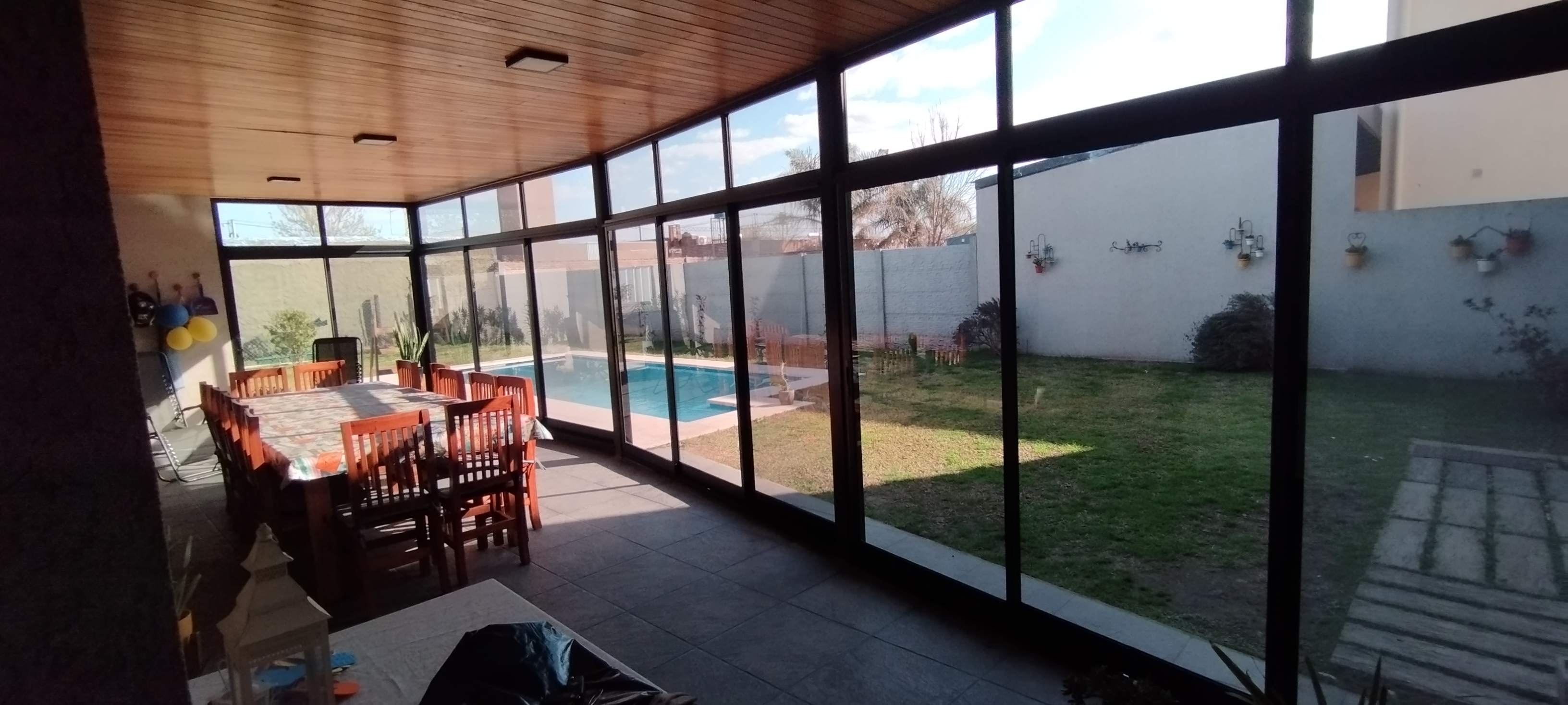 Vivienda con aberturas de aluminio instaladas por AMDOR en Granadero Baigorria, Santa Fe